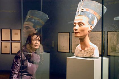 Como primera dama, Cristina Fernández de Kirchner contempla en Berlín el busto de Nefertiti, la esposa del faraón egipcio Akenatón