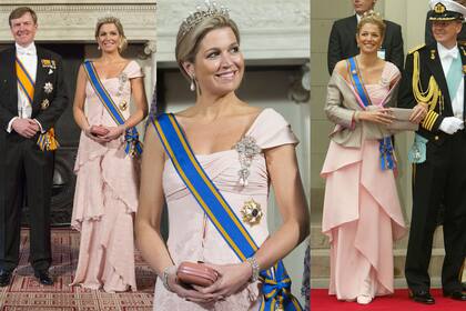 Como princesa, en 2004 dijo presente en el casamiento de los entonces también príncipes herederos Federico y Mary de Dinamarca con un Valentino de crêpe de seda y un solo hombro que acompañó con la tiara de las estrellas (derecha). Diez años después, recibió al presidente chino Xi Jinping, con el mismo traje, aunque customizado con encaje sobre los volados. Le sumó la tiara de diamantes y perlas y los aros del mismo set.