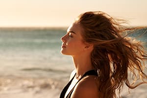 Cómo fortalecer y cuidar el pelo con remedios caseros en el verano
