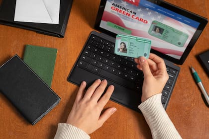 Cómo pueden solicitar la green card los migrantes que quedan viudos de un ciudadano estadounidense