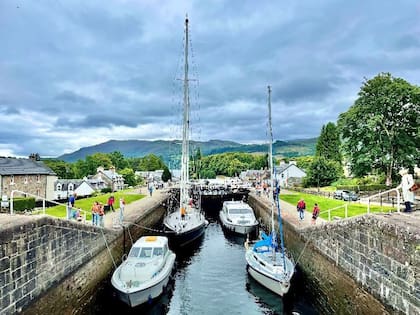 Como puerta al Lago Ness, todo sucede en Fort Augustus. En la esquina de su café se encuentra el canal de Caledonia,