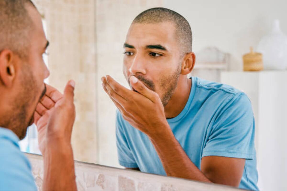 Cómo reducir el mal aliento en la mañana: consejos de odontólogos para afrontar la halitosis