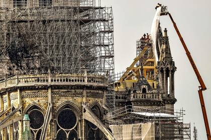 La estructura de la catedral de Notre Dame está siendo reforzada para evitar daños mayores luego del incendio