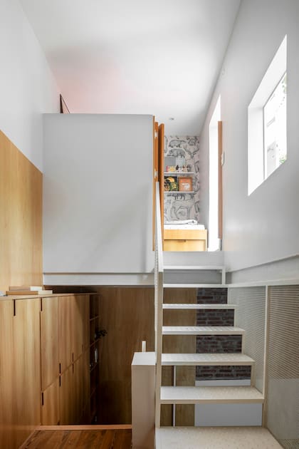 Como remate, en el entrepiso, mural ‘Kids 06’ (Anima Deco).