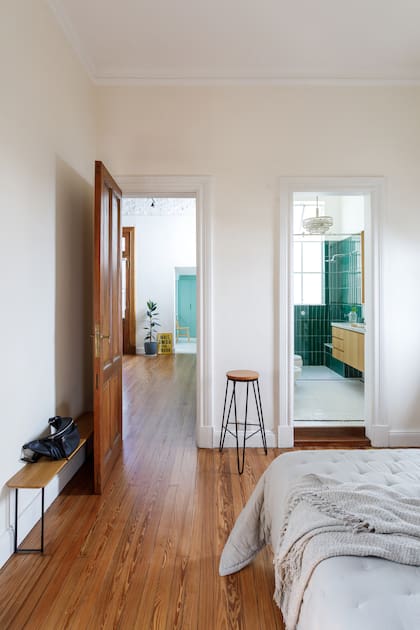 Como remate visual, desde el cuarto se ven tanto el mueble verde de despensa como el revestimiento, también verde, del baño en suite.