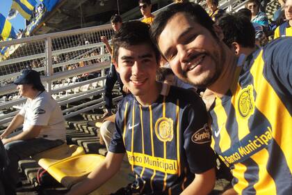 Como "requisito de matrimonio", Rolando tuvo que hacerse hincha de Rosario Central.