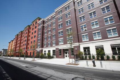 Como requisito, deben alquilar una de las unidades de la casa, generando ingresos de US$2584 al mes