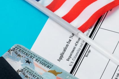 Como residente permanente legal, una persona puede ser elegible para convertirse en ciudadana estadounidense a través de la naturalización