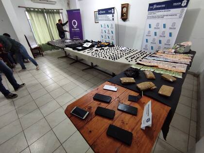 Como resultado de los operativos se secuestraron 454 envoltorios que contenían 66,7 gramos de cocaína; 101 dosis y cuatro trozos compactos de marihuana (totalizaban 1354 gramos de cannabis), 86.645 pesos y 49 dólares