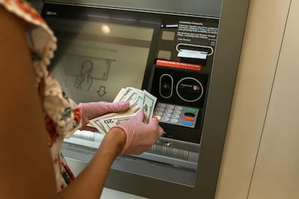 Cómo retirar dólares de un cajero automático (Pexels/rdne)