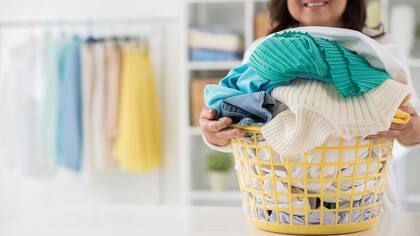 Cómo sacar el olor a humedad de la ropa con jugo de limón