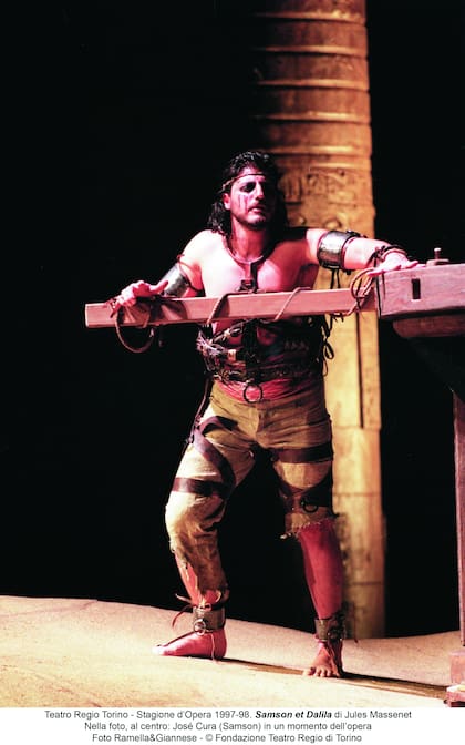 Como Sansón, otro de sus personajes ícono, en el Teatro Regio de Torino (1997)