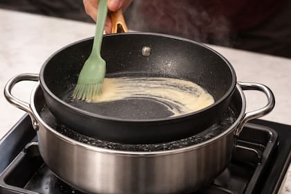 Como se busca una masa fina, se tiene que cocinar a baño María para que no se quemen a fuego directo