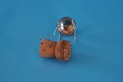 ¿Cómo se descorcha?, ¿A qué temperatura? ¿Se puede guardar? Todas las respuestas están en el ebook gratuito, Cómo elegir tu espumante