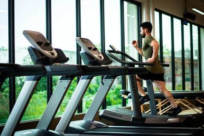 ¿Cómo se puede lograr este objetivo de aumentar la masa muscular mientras se corre? (Foto Pexels)