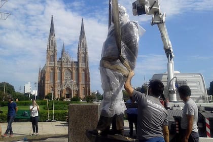 La estatua ya está en su lugar y será inaugurada hoy con la presencia de la Gobernadora Vidal y el presidente, Mauricio Macr