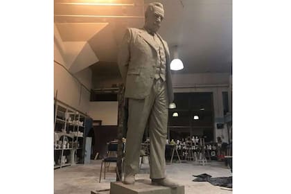 El monumento que se emplazará en la Plaza Moreno es una figura de cuerpo entero de 2,30 metros de alto, 80 centímetros de ancho y 80 centímetros de profundidad