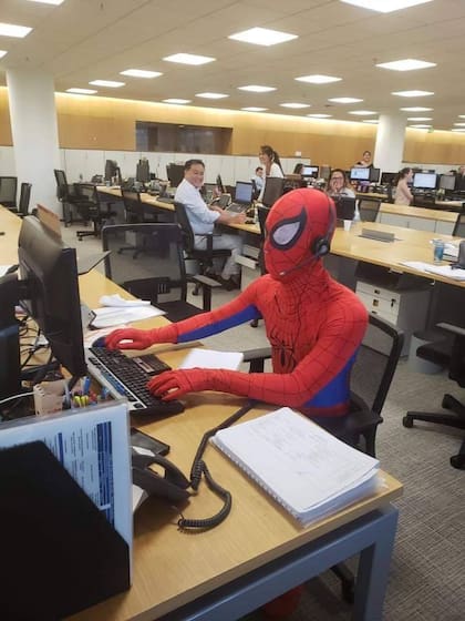 Como si fuera Peter Parker, el hombre trabajó como uno más en su último día laboral encarnando al Hombre Araña.