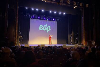 Como si fueran los viejos tiempos de la "vieja normalidad", abuelos y abuelas retomaron el rito de ir a una sala de teatro