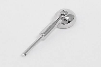 Como si fueran unos aros, así son los falsos auriculares tipo AirPods que se usan como accesorios de moda