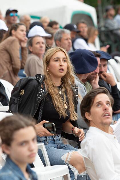 Como siempre, Mia Cambiaso eligió ver el partido lejos del palenque.