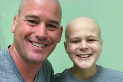 Como solo una persona puede ingresar a acompañar al menor, el padre le dedica coreografías desde el estacionamiento para darle ánimo