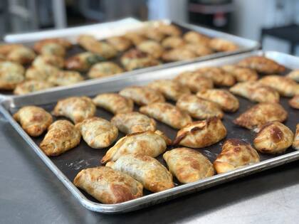 "¿Cómo son? ¿cómo se comen?": las clásicas empanadas, una sorpresa para la cultura de Chicago