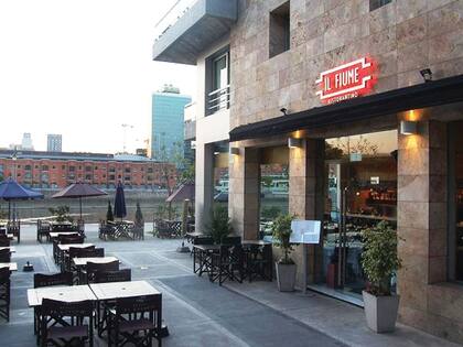 Como su nombre lo indica, Il Fiume mira directo al río de Puerto Madero