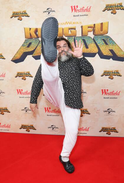 Como su personaje de Kung Fu Panda, Jack Black compartió todas sus destrezas en la alfombra roja de la premiere del film en Sidney. Para la ocasión, el actor llevó un look relajado: camisa estampada, pantalones blancos y sandalias de goma con medias blancas