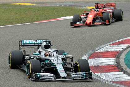 Como sucedió en lo que va de la temporada: el Mercedes de Hamilton, por delante de la Ferrari de Vettel