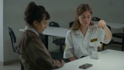 Como sus cortos anteriores, en "Un movimiento extraño" Lezama se habla de la economía argentina y de la especulación con el dólar