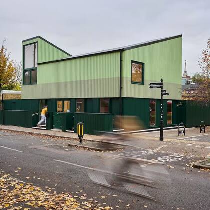 Como tiene permiso para quedarse allí solo 11 años, el edificio podrá plegarse y trasladarse a otro sitio