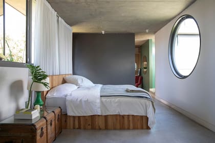 Como toda la casa, la suite del tercer nivel tiene piso de hormigón alisado hecho in situ y carpinterías de aluminio con tratamiento microtexturado.