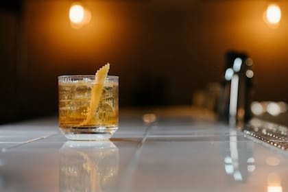 Como todas las bebidas alcohólicas, el whisky puede afectar negativamente la función cognitiva y el estado de alerta (Foto Pexels)