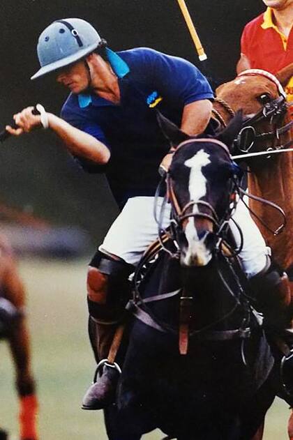 Como todo referí de polo, Araya es también jugador; ha alcanzado un handicap de 6 goles y actualmente tiene 4.