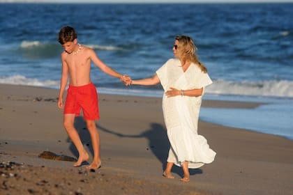 Como todos los años, Carolina y su familia desembarcaron en las playas de Punta del Este, donde tienen casa muy cerca de Manantiales.