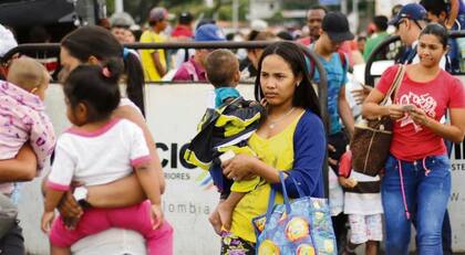 Como todos los días, miles de venezolanos cruzaron ayer el puente internacional que une San Antonio del Táchira con Cúcuta