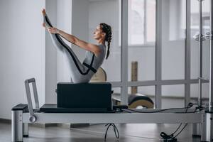 Cómo tonificar la espalda con un ejercicio de pilates que todos pueden hacer