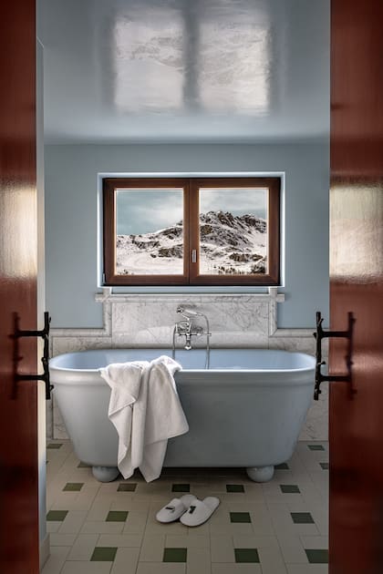 Como un cuadro, a través de la ventana se ven los picos nevados de Experimental Chalet Val d’Isère