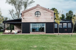 Una casa de campo con estética de antiguo galpón ferroviario y distribución de loft