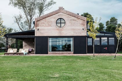 Como un galpón ferroviario reciclado esta casa de campo hecha a nuevo rinde culto a la tradición con mucho diseño y cero complejos.