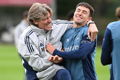 "Como un hermano mayor", así definen la relaciónj de Heinze con los jugadores de Arsenal: en la foto, con Martín Zubimendi