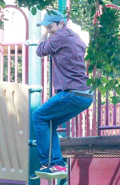 Como un niño más, Ashton Kutcher disfruta de los juegos del parque
