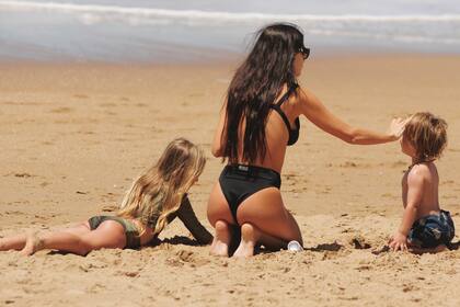 Como una Afrodita moderna, Zaira –con una bikini negra que realza sus curvas perfectas– es una de las diosas del verano esteño.