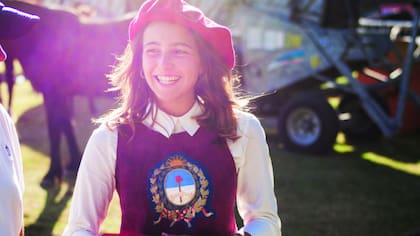 Como una auténtica princesa criolla, Mia lució un atuendo criollo reversionado, que le hizo la marca Rocío G. “Una chaleco de cuero de cabrito con un escudo federal bordado por Mercedes Güiraldes. También llevó una rastra con flecos, patacones y textil peruano. Quisimos darle una vuelta de rosca a l