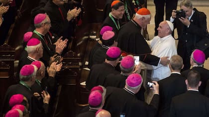 Como una celebridad, Francisco es fotografiado por los propios obispos, luego de su discurso de hoy en Filadelfia. Prometió que los responsables de abusos sexuales "rendirán cuenta"