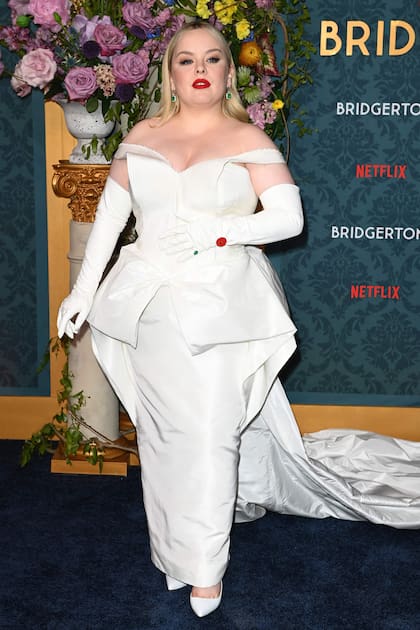 Como una novia, la actriz irlandesa Nicola Coughlan que interpreta a Penelope Featherington, protagonista de la tercera temporada de Bridgerton, en la alfombra roja desplegada en pleno Manhattan para recibir al elenco de la exitosa serie de Netflix
