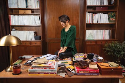 “Como ves, en mi estudio no hay computadora. Lo mío sigue siendo lo artesanal, los lápices, las tijeras”, destaca María, cuyo escritorio está plagado también de libros de moda y muestrarios de telas. “Me gusta poder tocar y ver, es lo que a mí me funciona”, agrega.