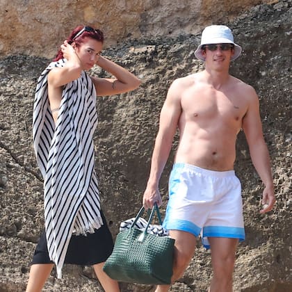 Como ya es tradición, Dua Lipa elige las paradisíacas playas de Ibiza para pasar sus vacaciones. En esta oportunidad, la cantante británica también aprovecho su estadía en la isla para celebrar su cumpleaños número 29 junto a su pareja, Callum Turner, y a algunos amigos. “29!!!! Y la vida sigue mejorando. ¡¡Gracias por todos los deseos de cumpleaños!! Los amo, chicos", escribió en sus redes la intérprete de "Houdini"