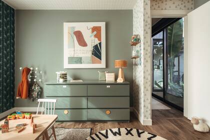 Cómoda verde reciclada (IKEA). Perchero (Mad for Modern). Cuadro traído de un viaje.